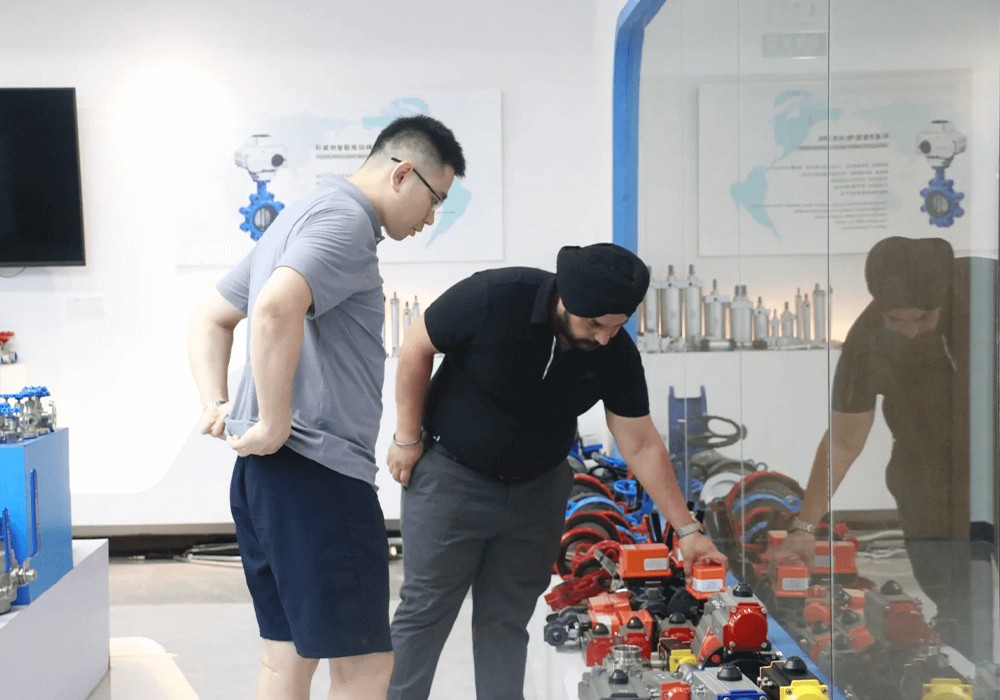 Indian Buyer Visits COVNA to Confirm Major Valve Order2