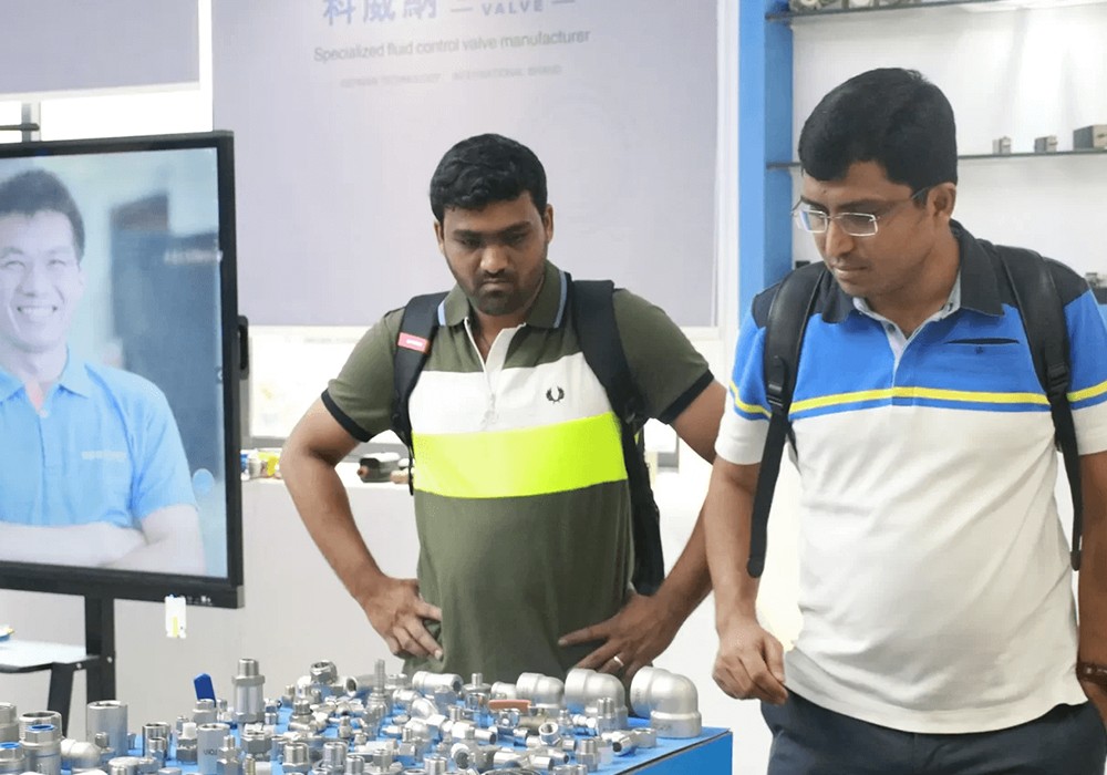 Indian Client Visits COVNA to Finalize Mini Motorized Ball Valve Order2