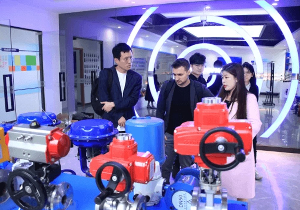 Russian Clients Visit Valve Manufacturer for Product Tour