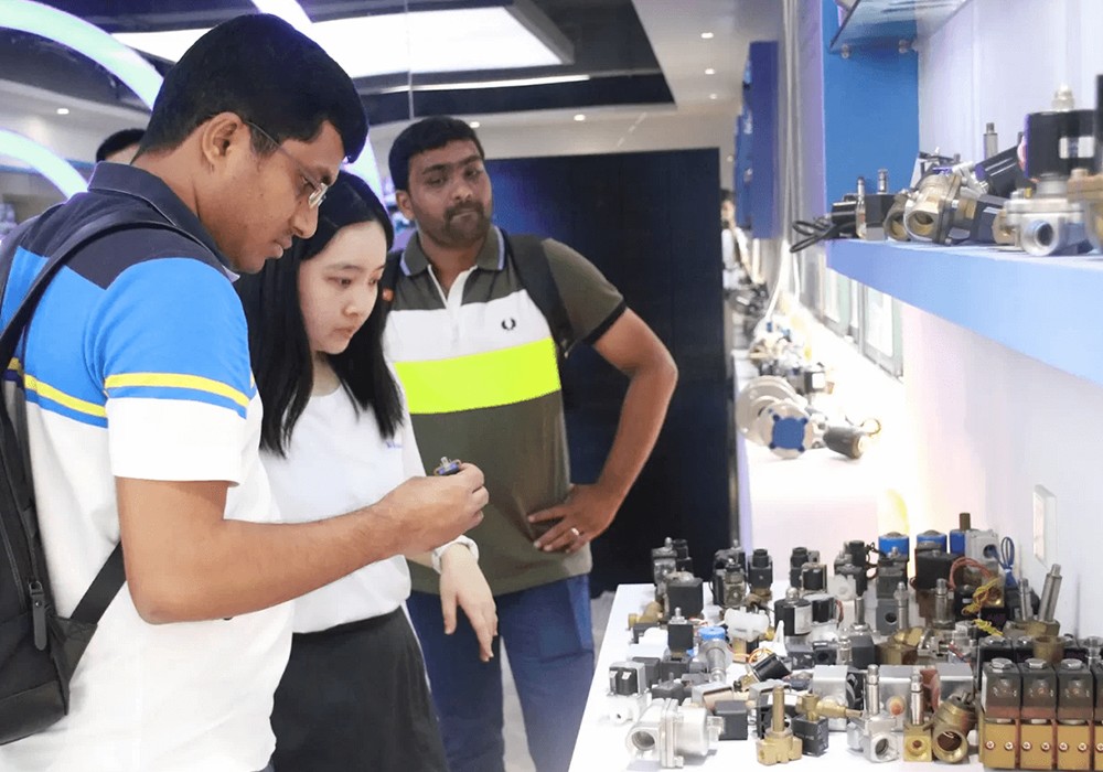 Indian Client Visits COVNA to Finalize Mini Motorized Ball Valve Order3