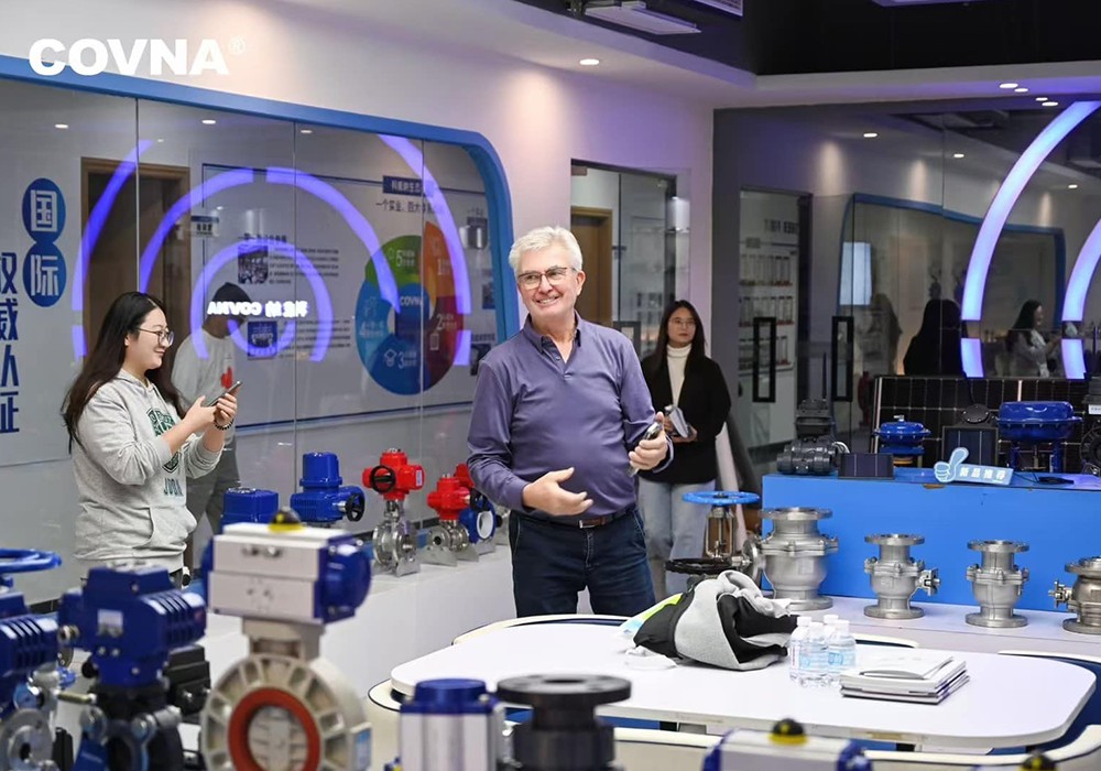 US Client Visits COVNA to Confirm Ball Valve Order and Explore Factory Capabilities4
