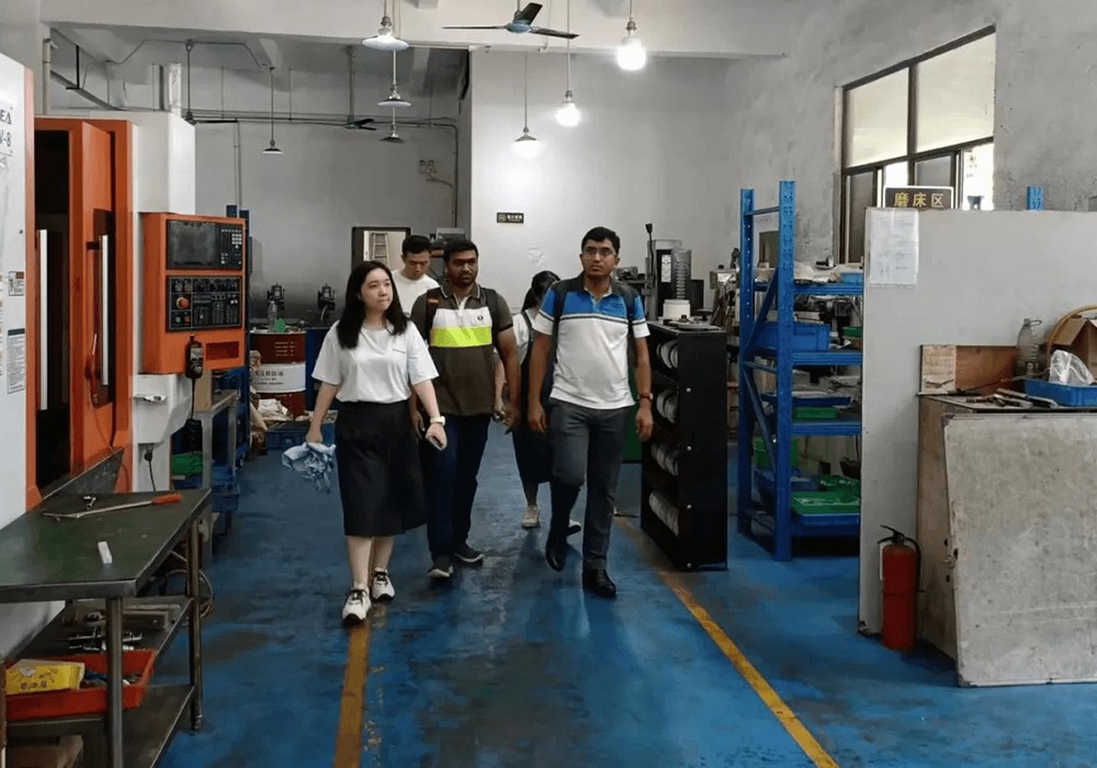 Indian Client Visits COVNA to Finalize Mini Motorized Ball Valve Order1